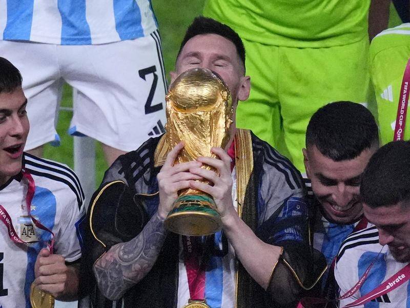 Lionel Messi wears Arab robe during World Cup trophy lift - Futbol